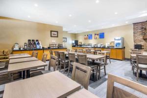 Comfort Inn & Suites tesisinde bir restoran veya yemek mekanı