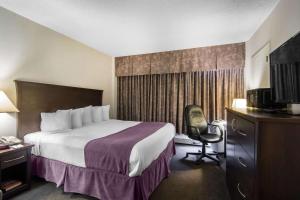 Ένα ή περισσότερα κρεβάτια σε δωμάτιο στο Quality Inn & Suites Yellowknife
