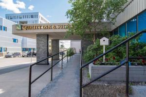 una entrada a un edificio con un cartel en Quality Inn & Suites Yellowknife, en Yellowknife