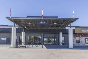 un bâtiment avec une horloge en haut dans l'établissement Quality Inn & Suites, à Saskatoon