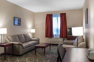 A seating area at Quality Hotel & Suites