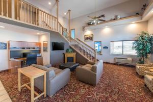 een woonkamer met meubilair en een trap bij Quality Inn Burlington in Burlington