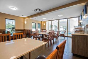 Zdjęcie z galerii obiektu Comfort Inn & Suites Langley w mieście Langley