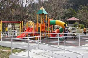 un parque con parque infantil con tobogán en The Jerai Hill Resort, en Yan