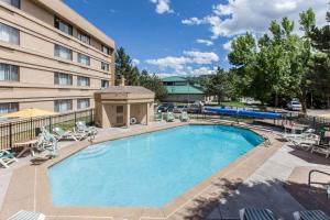 una imagen de una piscina en un hotel en Comfort Inn Near Vail Beaver Creek en Avon