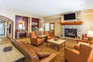 uma sala de estar com um sofá e uma lareira em Quality Inn & Suites Loveland em Loveland