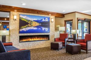 een lobby met een open haard in een hotelkamer bij Comfort Inn & Suites Durango in Durango