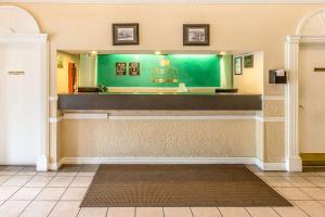 une caisse dans une salle d'attente avec un mur vert dans l'établissement Quality Inn & Suites On The River, à Glenwood Springs
