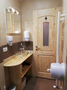 Koupelna v ubytování Zozo Hostel + 37 fotografií