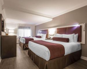 una habitación de hotel con 2 camas en una habitación en The Saint James Hotel, Ascend Hotel Collection, en Toronto