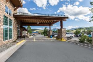 een parkeerplaats met een brug over een straat bij Quality Inn and Suites Summit County in Silverthorne