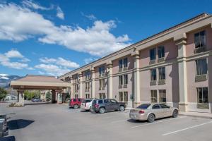 un grand bâtiment avec des voitures garées dans un parking dans l'établissement Quality Inn South Colorado Springs, à Colorado Springs
