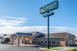 een gebouw met een straatnaambord ervoor bij Quality Inn Burlington in Burlington