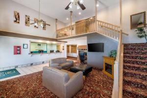 een woonkamer met een bank en een open haard bij Quality Inn Burlington in Burlington