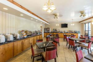 a restaurant with tables and chairs and a counter at Comfort Suites Summit County in Dillon