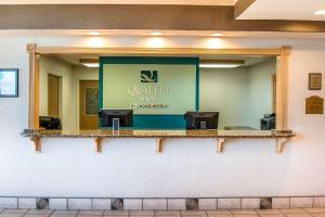 uitzicht op een wachtkamer met een spiegel bij Quality Inn Burlington in Burlington