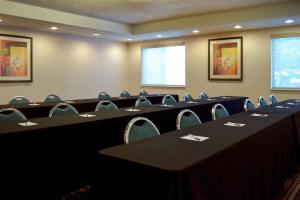 - une salle de conférence avec des tables et des chaises dans l'établissement Quality Inn Louisville - Boulder, à Louisville