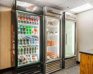 um frigorífico aberto cheio de muitas bebidas em Comfort Inn Denver East em Denver