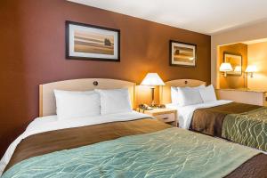 Quality Inn & Suites Loveland tesisinde bir odada yatak veya yataklar