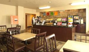 um restaurante com mesas e cadeiras e um balcão em Comfort Inn & Suites Gunnison-Crested Butte em Gunnison