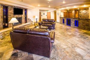 uma sala de estar com um sofá de couro e cadeiras em Comfort Inn & Suites Gunnison-Crested Butte em Gunnison