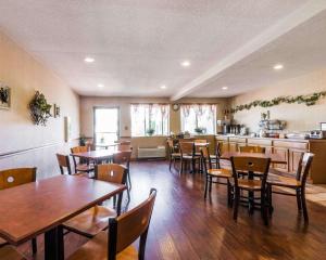 a restaurant with tables and chairs and a bar at West End Lodge in Pagosa Springs