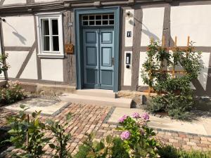 una puerta azul en una casa con flores en GRIMM'S LIVING en Kassel