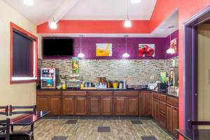 a fast food restaurant with a counter and a bar at Quality Inn in Lamar