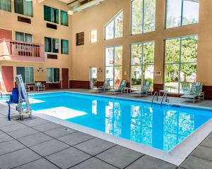 una piscina en un hotel con sillas y mesas en Quality Inn and Conference Center Greeley Downtown, en Greeley
