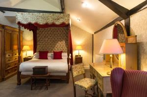 une chambre avec un lit et un bureau avec une lampe dans l'établissement Best Western Red Lion Hotel, à Salisbury 87 autres photos