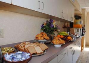 eine Theke mit vielen verschiedenen Brotsorten und Früchten in der Unterkunft Rodeway Inn Willington North in Willington Hill