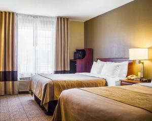 una camera d'albergo con due letti e una finestra di Comfort Inn Guilford near I-95 a Guilford