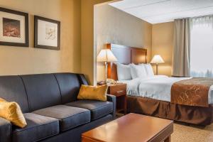 Comfort Suites Near Casinos tesisinde bir odada yatak veya yataklar
