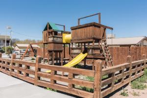 einen Spielplatz mit Rutsche und Spielstruktur in der Unterkunft 1st Interstate Inn Montrose in Montrose