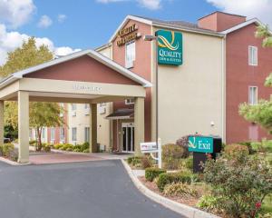 una vista frontal de un hotel con un cartel en Quality Inn & Suites Meriden, en Meriden