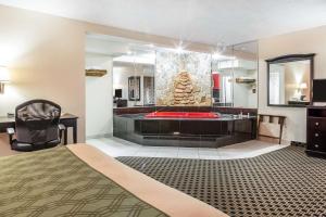 una camera d'albergo con letto e vasca di Econo Lodge a West Haven