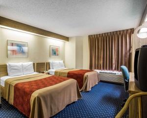 Tempat tidur dalam kamar di Econo Lodge Denver International Airport