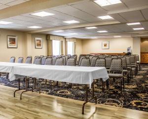 um quarto com filas de cadeiras e mesas com toalha de mesa branca em Comfort Inn Wethersfield - Hartford em Wethersfield