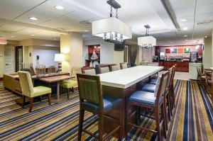 une grande salle à manger avec une grande table et des chaises dans l'établissement Comfort Inn Downtown DC-Convention Center, à Washington