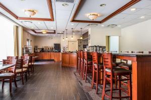 Clarion Hotel & Suites Hamden - New Haven tesisinde lounge veya bar alanı