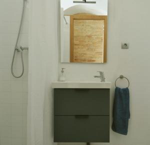 a bathroom with a sink and a mirror at Apartamento en Vilanova in Vilanova i la Geltrú +13 photos
