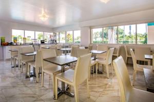 Quality Inn Clermont West Kissimmee餐厅或其他用餐的地方
