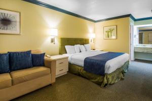 Quality Inn Clermont West Kissimmee客房内的一张或多张床位