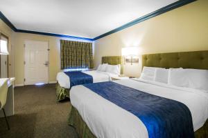 Quality Inn Clermont West Kissimmee客房内的一张或多张床位
