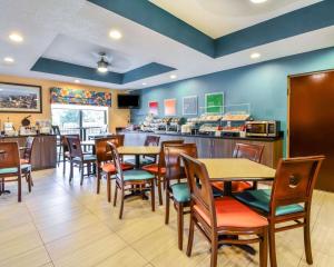 um restaurante com mesas e cadeiras e um balcão em Comfort Suites Tampa - Brandon em Tampa