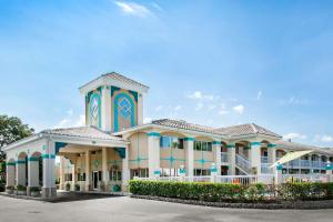 基西米Quality Inn Clermont West Kissimmee的建筑物正面效果图