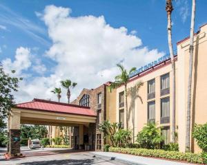 Comfort Inn & Suites Lantana - West Palm Beach South في لانتانا: تقديم واجهة فندق بالنخيل