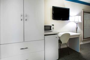 Quality Inn Clermont West Kissimmee的厨房或小厨房