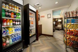 um frigorífico cheio de refrigerantes e bebidas em Comfort Inn Downtown DC/Convention Center em Washington