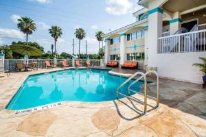 Quality Inn Clermont West Kissimmee内部或周边的泳池